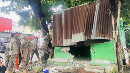 Viral! Posko Ormas di Depok Sekejap Berubah Jadi Mushola Saat Razia Polisi