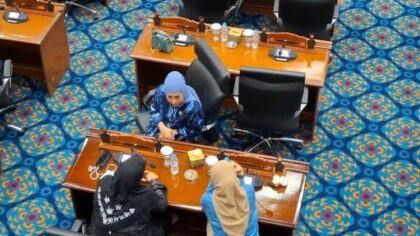 DPRD DKI Jakarta Ngerumpi Saat Rapat (lambeturah.co.id)