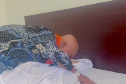 Momen Haru Suami Cium Istri yang Wafat di Mekkah (Lambeturah.co.id)