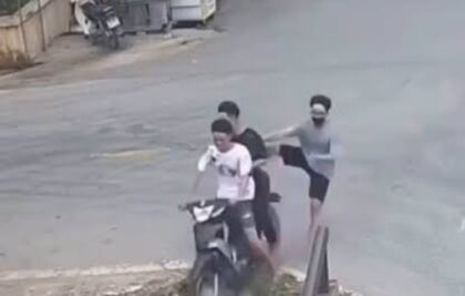 pengendara motor yang berbocengan tiga Terjun ke parit (Lambeturah.co.id)