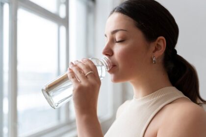 Ilustrasi minum air putih (Kompas.com)