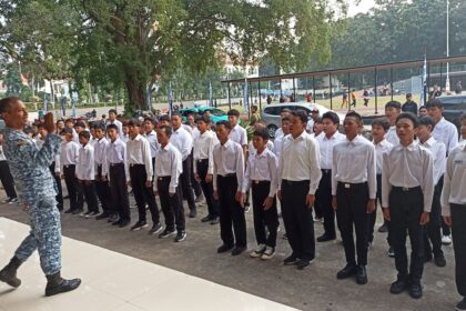 Peserta pelatihan bela negara terlihat baris berbaris (Kompas.com)