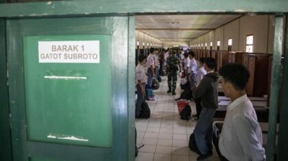 Seorang wali murid berasal dari Bekasi bernama Adhel Setiawan melaporkan Gubernur Jawa Barat Dedi Mulyadi (CNN Indonesia)