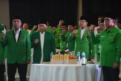 Ketua Umum Partai Persatuan Pembangunan (PPP) Muhamad Mardiono (tengah) (Kompas.com)