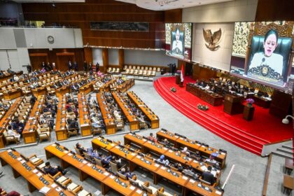 Suasana Rapat Paripurna ke-15 DPR Masa Persidangan II Tahun Sidang 2024-2025 (Kompas.com)