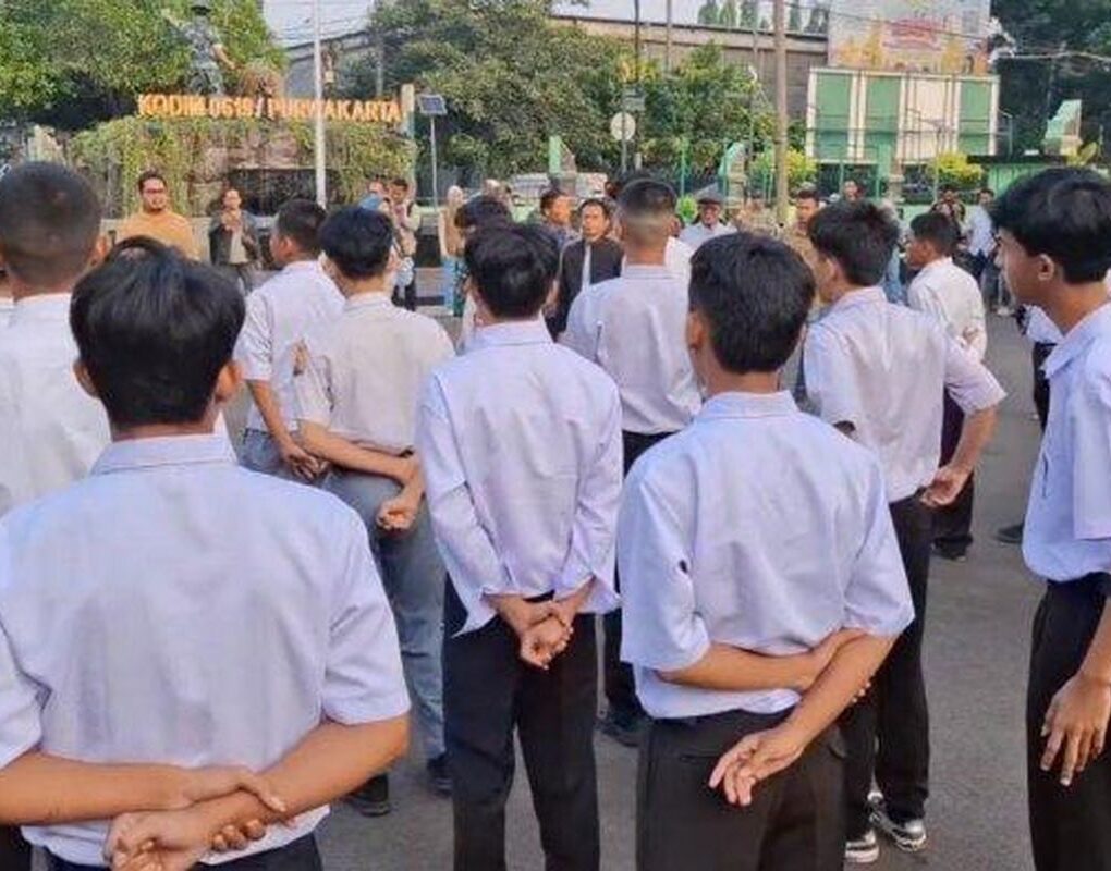 Para siswa hendak menjalani pendidikan karakter di barak militer (Kompas.com)