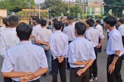 Para siswa hendak menjalani pendidikan karakter di barak militer (Kompas.com)