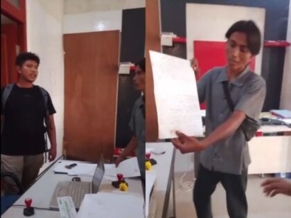 Keributan Wali Murid dan Sekolah di Bekasi Gara-Gara Ijazah Ditahan (detik.com)