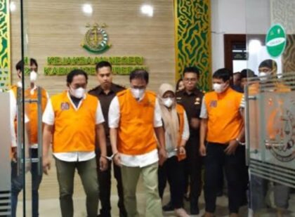 Kajari Ungkap Dugaan Korupsi Rp 2,6 M Dalam Proyek Jalan dan Drainase di Cirebon (detik.com)