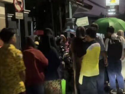 Orangtua Rela Antri Untuk Verifikasi PIN demi Pendidikan Anak (lambeturah.co.id)