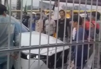 Mobil Anggota DPRD Cilegon Diduga Tabrak Pendemo (lambeturah.co.id)