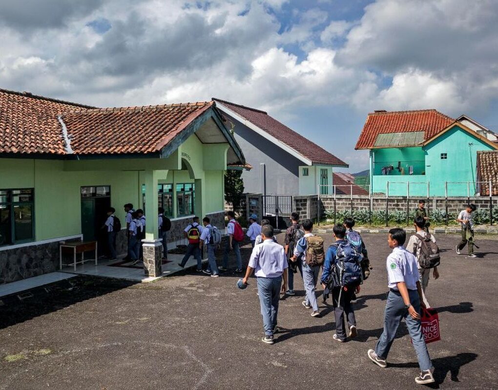 Sejumlah siswa berjalan memasuki barak militer (Kompas.com)