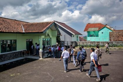 Sejumlah siswa berjalan memasuki barak militer (Kompas.com)