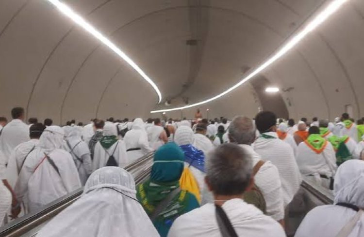 jemaah haji Indonesiaberjalan kaki dari Muzdalifah ke Mina (Lambeturah.co.id)