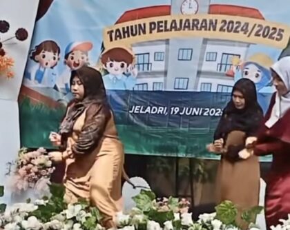 Orangtua Murid Ikutan Joget Sambut Penerimaan Siswa-siswi TK (lambeturah.co.id)