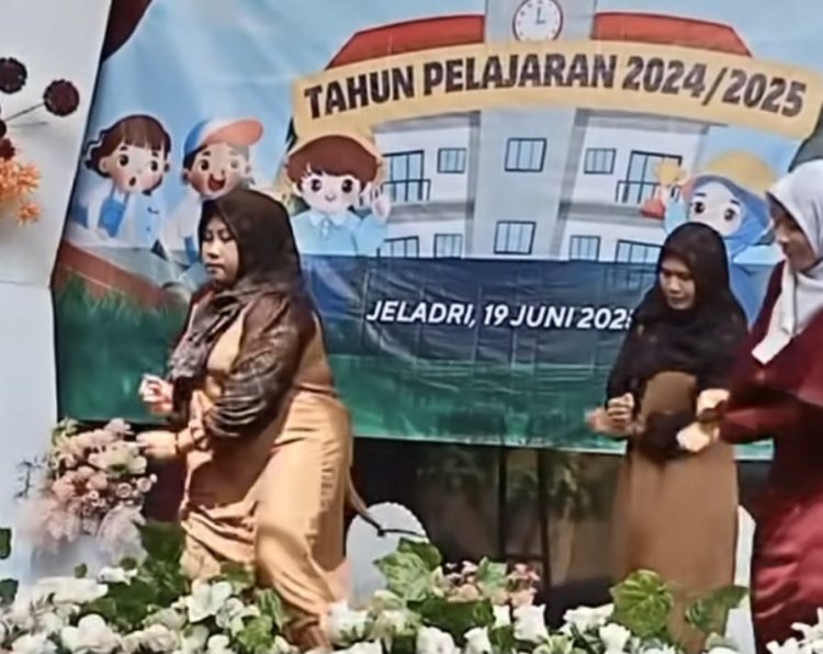 Orangtua Murid Ikutan Joget Sambut Penerimaan Siswa-siswi TK (lambeturah.co.id)