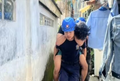 Damkar Bantu Pemuda Ini Antar ke Rumah Sakit (Lambeturah.co.id)