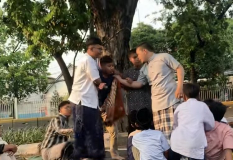 Dua Bocah Nyaris Berkelahi Sebelum Sholat Idul Adha (Lambeturah.co.id)