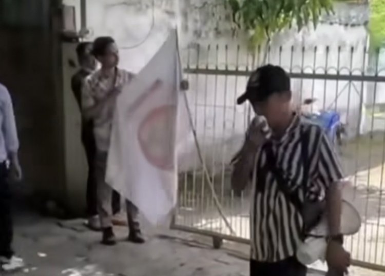 Sekelompok orang melakukan aksi demo tapi salah alamat (Lambeturah.co.id)