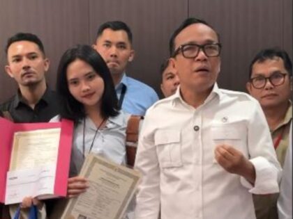 Wamenaker Tegaskan Larangan Tahan Ijazah (lambeturah.co.id)