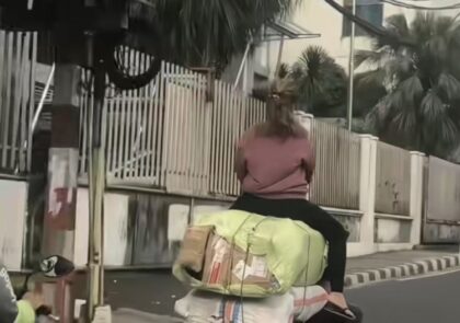 seorang kurir Paket membawa banyak Paket (Lambeturah.co.id)