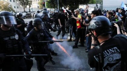 Bentrokan Demonstran dan Polisi di New York (lambeturah.co.id)