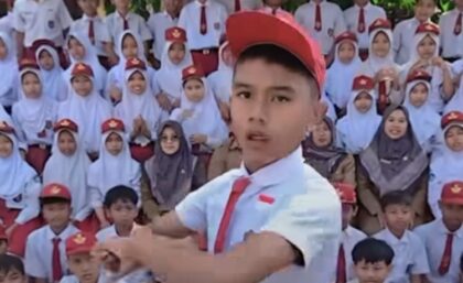 seorang anak SD Joget di acara kelulusan (Lambeturah.co.id)
