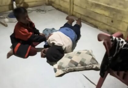 Anak Ini Minta Tolong Panggil Orang saat Ayahnya Terbaring (lambeturah.co.id)