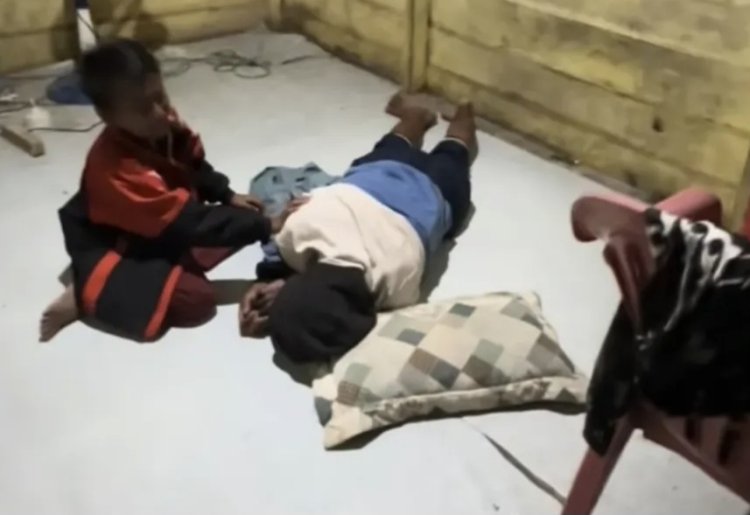 Anak Ini Minta Tolong Panggil Orang saat Ayahnya Terbaring (lambeturah.co.id)
