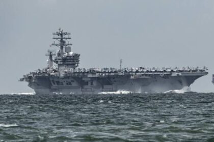 Kapal induk raksasa Angkatan Laut Amerika Serikat, USS Nimitzmelintasi (lambeturah.co.id)
