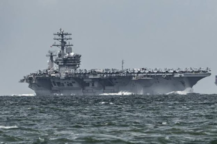 Kapal induk raksasa Angkatan Laut Amerika Serikat, USS Nimitzmelintasi (lambeturah.co.id)