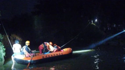 tim basarnas melakukan pencarian korban hanyut di Sungai Belawan.