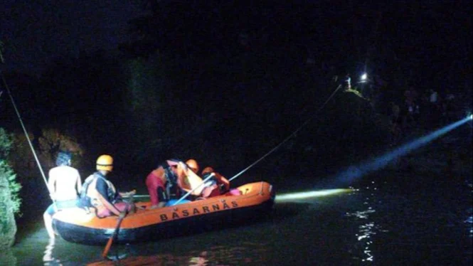 tim basarnas melakukan pencarian korban hanyut di Sungai Belawan.