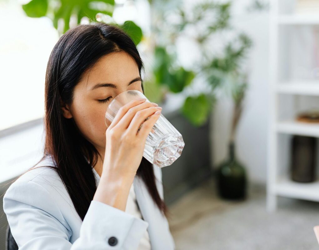 Ilustrasi minum air putih (Kompas.com)