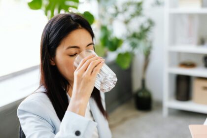 Ilustrasi minum air putih (Kompas.com)