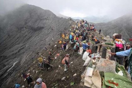 Ratusan Sesaji Meluncur ke Kawah Bromo di Yadnya Kasada 2025 (lambeturah.co.id)