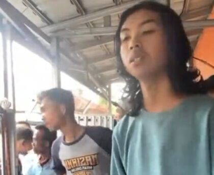 pemuda ini digerebek warga saat berduaan di dalam kontrakan (Lambeturah.co.id)