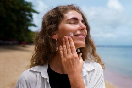 Ilustrasi perempuan memakai sunscreen. (Freepik.com)