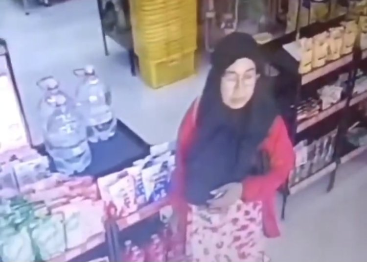 emak-emak terekam CCTV ambil Uang yang Gagal stor Tunai di ATM (Lambeturah.co.id)