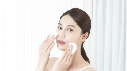 Ilustrasi Memakai Exfoliating Toner (fimela.com)