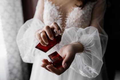 Ilustrasi wanita dan parfum (Freepik.com)