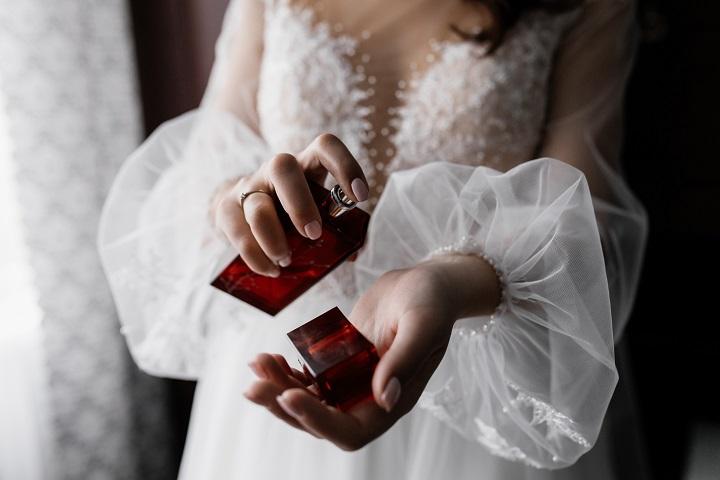 Ilustrasi wanita dan parfum (Freepik.com)