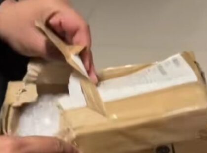 membuka sebuah paket Iphone yang dibeli secara online ternyata diganti jadi gula pasir (Lambeturah.co.id)