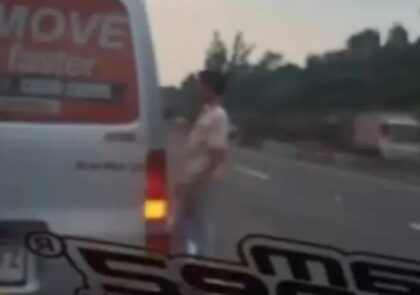 sopir pengendara mobil menodongkan pistol ke pengendara lain (Lambeturah.co.id)