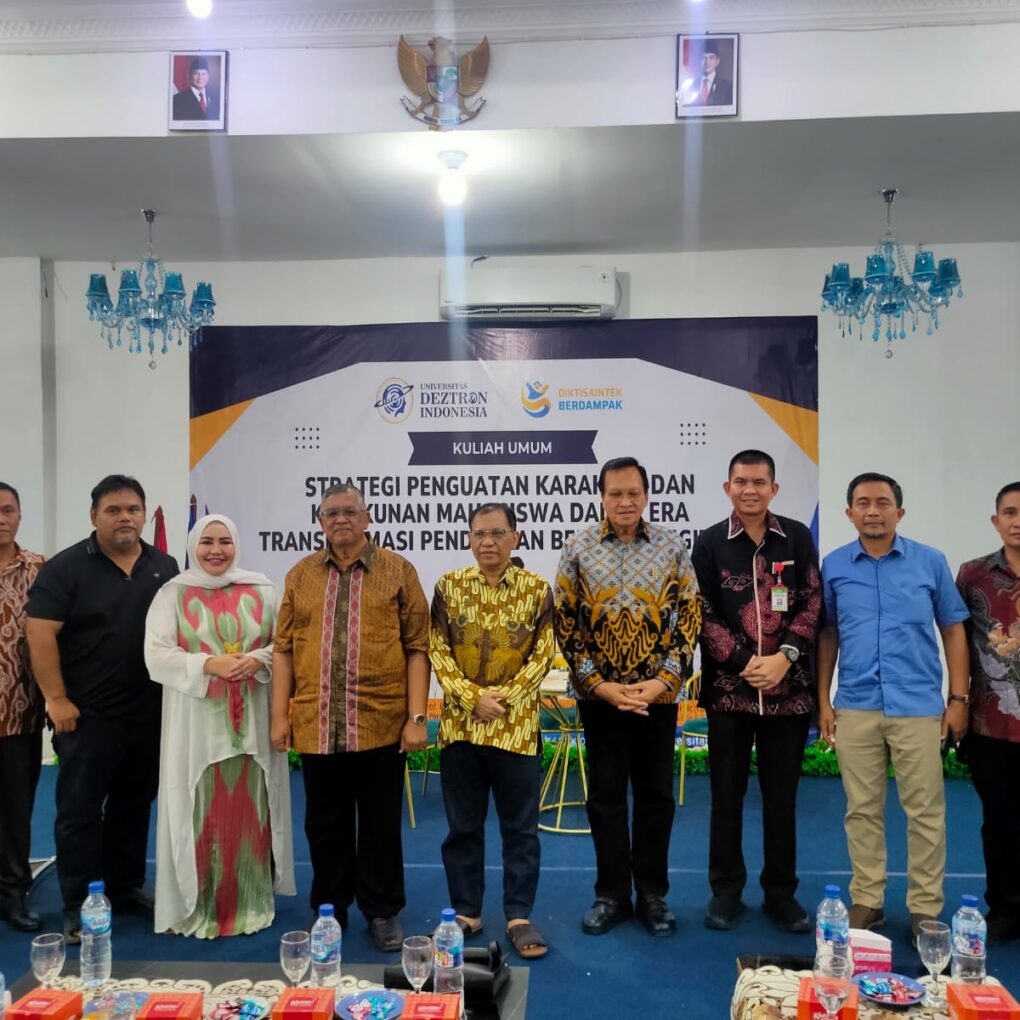 Dua narasumber dari Malaysia foto bersama saat berada di Kampus Universitas Deztron Indonesia (UDI), Sabtu (30/5/2025). BP/erwan