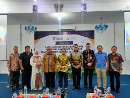 Dua narasumber dari Malaysia foto bersama saat berada di Kampus Universitas Deztron Indonesia (UDI), Sabtu (30/5/2025). BP/erwan