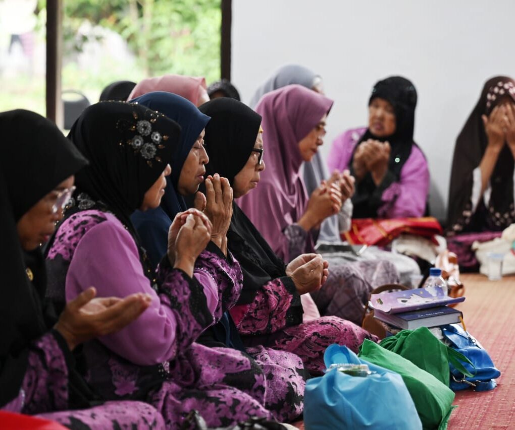 para Lansia sedang berdoa di hari lansia.(istimewa).