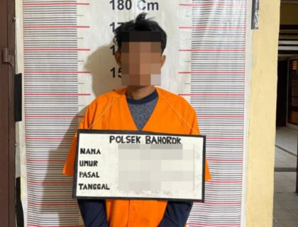 pelaku yang diamankan petugas kepolisian. (Istimewa)