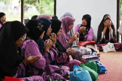 para Lansia sedang berdoa di hari lansia.(istimewa).