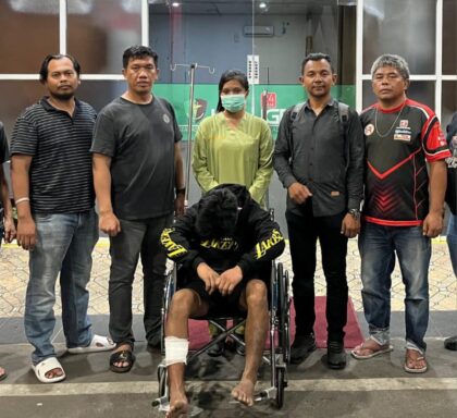 pelaku di kursi saat dibawa petugas kepolisian ke rumah sakit.(istimewa)
